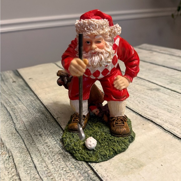 Santa Clause figurine golfer golf lining to putt. - Picture 1 of 7
